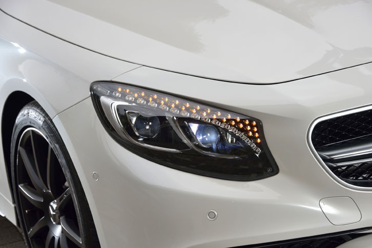 専用の「LEDハイパフォーマンスヘッドライト」には、片側で47個のスワロフスキークリスタルが用いられている。