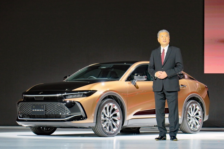 新型「クラウン」の特徴や、そこに込められた狙いについて解説する、トヨタ自動車 ミッドサイズビークルカンパニーの中嶋裕樹プレジデント。新型クラウンの構想は、現行型のマイナーチェンジのプランを、豊田社長に突き返されたことから始まったという。
