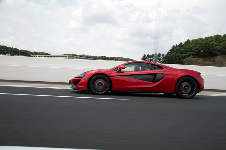 動力性能については、0-100km/h加速が3.5秒、最高速が320km/hと公称されている。