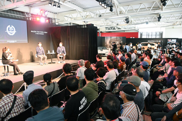 トークイベントが行われたピットビル3階のメインステージ。ここで「ロードスター35周年記念車」などが発表された。