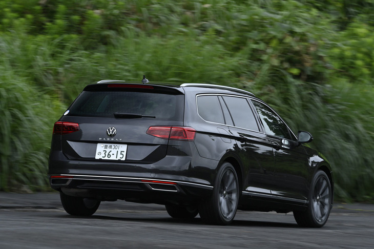 今回試乗した車両の外装色は「マンガングレーメタリック」と呼ばれるもの。これを含め「パサートヴァリアントTSIエレガンス アドバンス」には、全5種類のボディーカラーが用意されている。