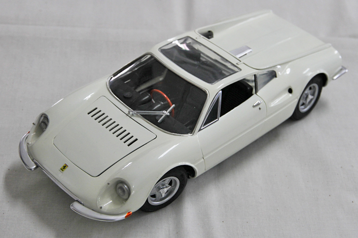 往年のイマイ～バンダイの1/16「ピニンファリーナ／フェラーリ365P」。1966年のパリサロンで、ピニンファリーナのブースに展示されたショーカー。スタイリングは「ディーノ」に通じるものだが、「マクラーレンF1」のようなセンターステアリングを持つ3シーターである。版権意識が希薄だった当時は、こうしたモデルもけっこうキット化されていたのだ。ちなみに作例では、ボディーを拡幅するなどのモディファイが加えられているという。