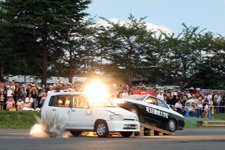 スタントショーの中でもラストを飾るのは、『西部警察』でおなじみのTボーン・アタック（横っ腹に突っ込むクラッシュ）を再現したというカースタント。昨年も演じられたが、今回はさらにエスカレートして発破（火薬による爆発）まで仕込んでいた。「トヨタ・マークII」のパトカーが初代「日産キューブ」に当たった瞬間に点火して……。