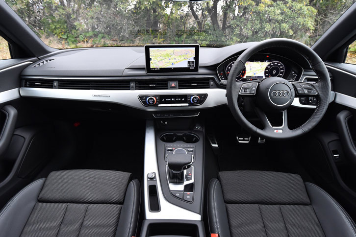 インストゥルメントパネルまわりは従来モデルから一新。運転席側に向けて設置されていたセンタークラスターは廃止となり、新たに横基調のデザインを採用している。