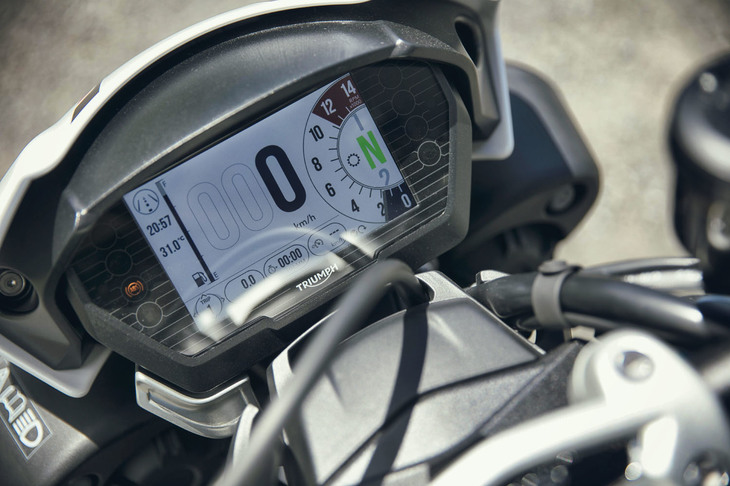 カラー液晶のメーターパネルは角度調節が可能。画面のデザインは3パターンから選択できる。