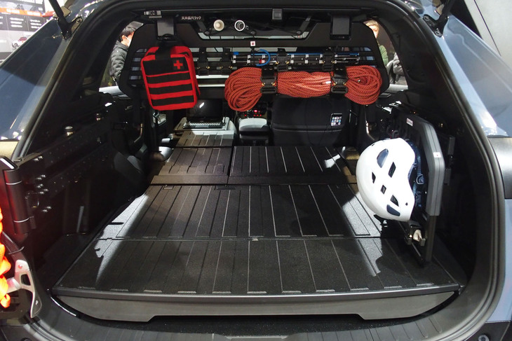 「RAV4“5D ADVENTURE 2022”」のラゲッジルーム。救助者を乗せたストレッチャーも積載可能にしたシートアレンジを採用している。