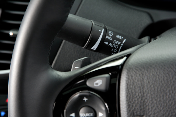 アクセルオフ時の減速度を4段階に調整できる「減速セレクター」のステアリングパドル。