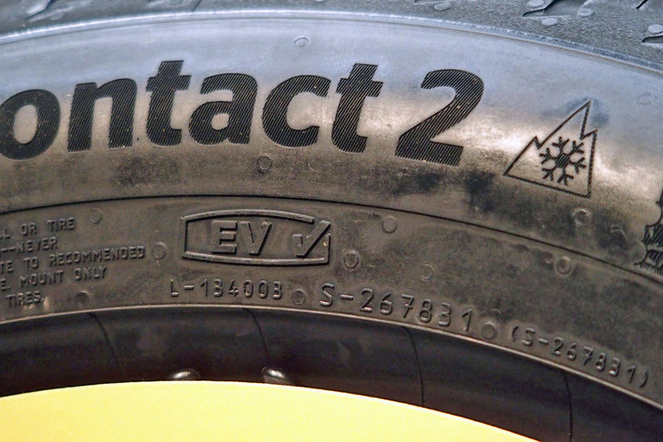 「オールシーズンコンタクト2」のサイドウォール。スリーピークマウンテンスノーフレークマークと、電動車にも対応することを示すコンチネンタルタイヤ独自のEVチェックマークが備わる。