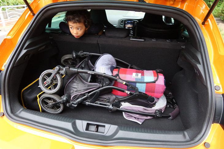 荷室のフロアは実測110×65cm。ルノーのクーペSUV「アルカナ」のものより10cmほど幅広く、大柄のベビーカーも余裕で載せられる。後席の背もたれを倒せば容量アップも可能。