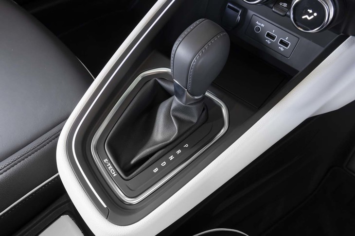 シフトセレクターはストレート型のレバー式。使いやすいのは確かだが、デザインに工夫があってもいい。