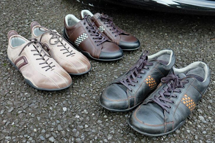 記者がお世話になっているネグローニのドライビングシューズ。写真右手前が今年で満6歳になる老兵で、さすがに酷使するのがかわいそうになって新しいものを購入した。3足のローテーションで、長持ちしてくれるといいのだけど。