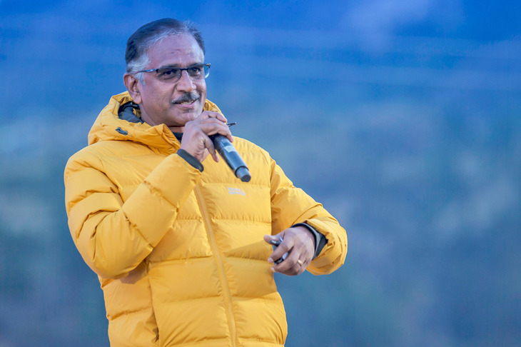 試乗会の会場にて、新型「ヒマラヤ」の特徴を説明するロイヤルエンフィールドのB・ゴビンダラヤンCEO。