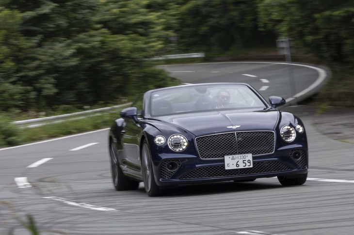 第3世代の「コンチネンタルGTコンバーチブル」にもついに「スピード」が登場。今回の試乗車のボディーカラーは「ピーコック」。