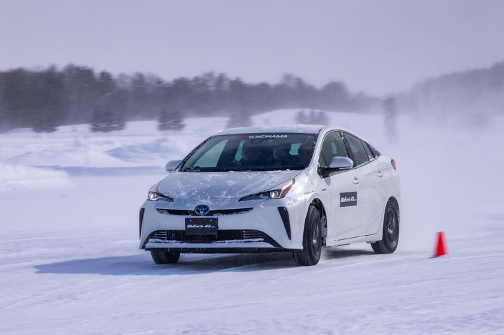 2020年1月に発売された「ブルーアース4S AW21」が装着された「トヨタ・プリウス」で、氷盤ブレーキングと雪上スラローム走行（写真）を行った。