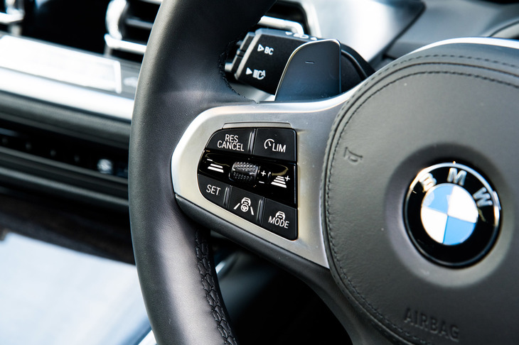 ステアリングホイールに備わるADASの操作スイッチ。これまでとは異なり、クルーズコントロールは“ボタン一押し”で作動するようになった。