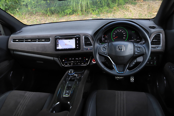 無限製のカーボンセレクトノブやスポーツマットなどが装備された「ヴェゼル ハイブリッドRS Honda SENSING」のインテリア。