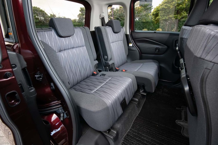 165mmのスライド機構を備えたリアシートは50：50の分割式。背もたれは最大56度のリクライニングが可能。