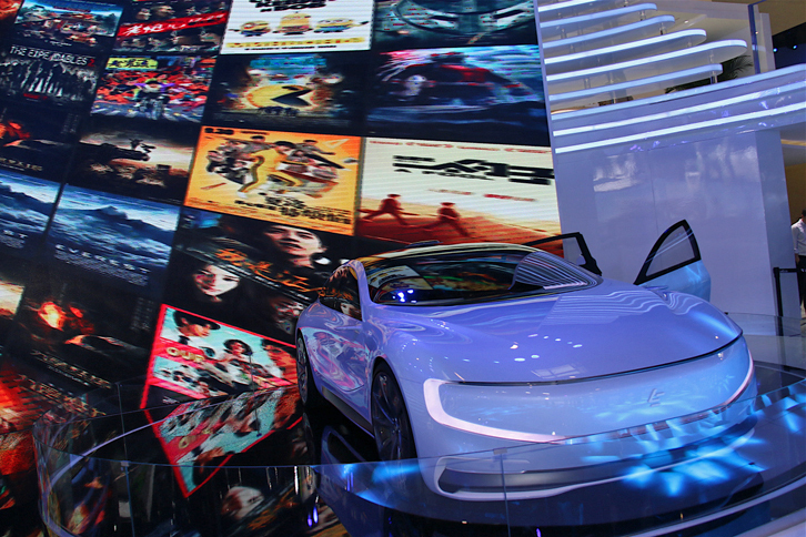 「レコー・ルシー」。 自動運転機能を備えるEVのコンセプトカー。手がけたレコー社は、中国のスマートフォン＆バーチャルリアリティー機器のメーカー。