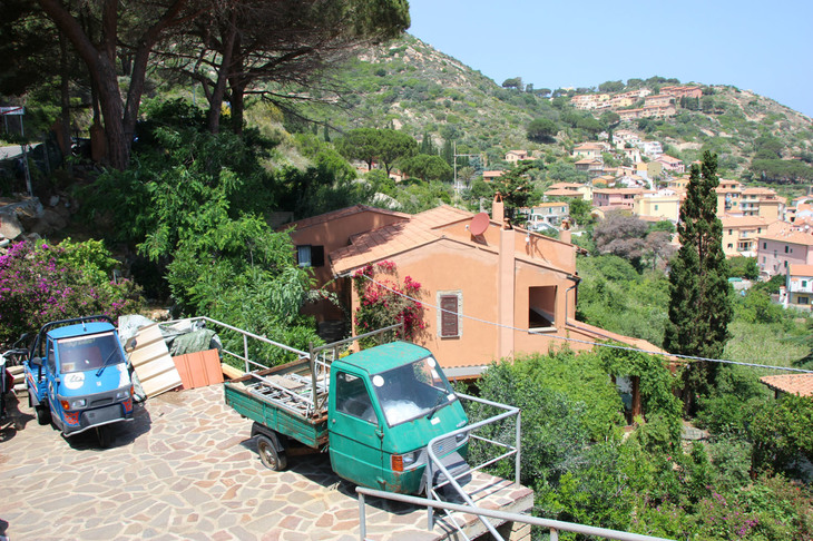 山の中腹に建つ家々にも、必需品のごとく「アペ」がたたずんでいる。