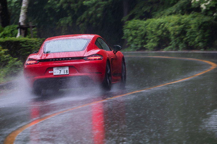 「718ケイマンT」のパワーウェイトレシオは4.6kg/PS。0-100km/h加速は4.7秒、最高速度は275km/hと発表されている。