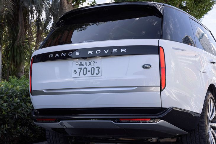 リアまわりでは、縦一文字のシンプルなテールランプが特徴。従来モデルと同様、テールゲートは上下2分割で開口する。