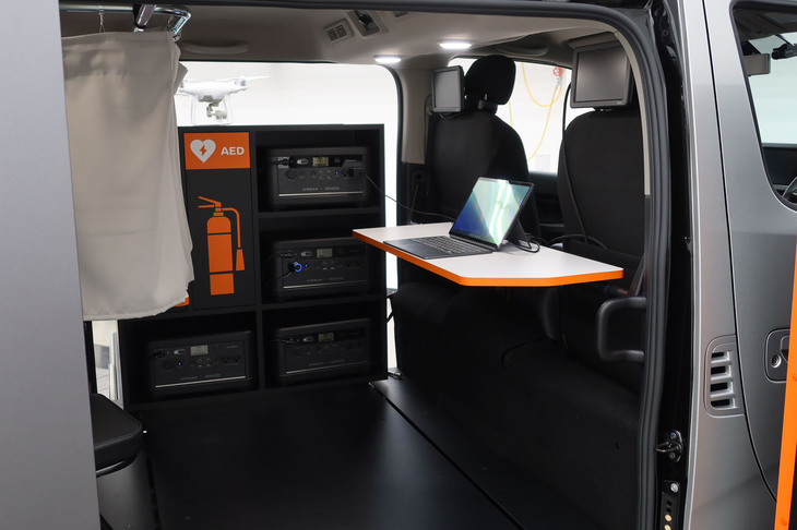 日産ディザスターサポートスペック（折り畳みテーブルのある作業スペース）