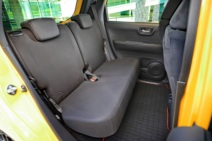 ホンダN-ONE RS（リアシート）