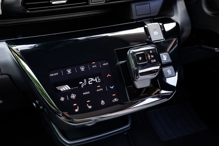センタークラスターにはシフトセレクターやタッチパネル式の空調コントローラー、電動パーキングブレーキ、オートパーキング、ワンペダルドライブの操作スイッチが整然とレイアウトされている。