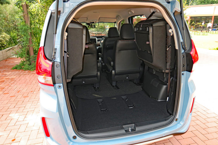 「フリード」の3列目は、側方への跳ね上げ式。ご覧のとおり、畳んだシートは荷室上方に大きく張り出すことになる。使い勝手のうえで、この点が割り切れるかどうか。