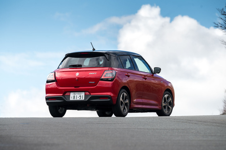 この試乗車のボディーカラーは「バーニングレッドパールメタリック」とブラックのツートン。スズキ車としては極めて高額な9万9000円のオプションカラーだ。