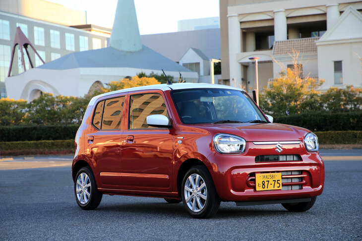 9代目にあたる現行型「スズキ・アルト」。車両価格が100万円を切る「L」や「A」グレードでも、自動緊急ブレーキや車線逸脱警報、誤発進抑制制御機能などが標準装備される。（写真：荒川正幸）