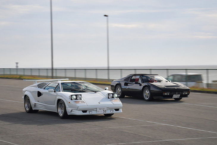 「328」と「カウンタック」という、地上最強のスーパーカーカップルによる加速対決時の夢のランデブー。これ以上最高な組み合わせはありません！（写真＝池之平昌信）