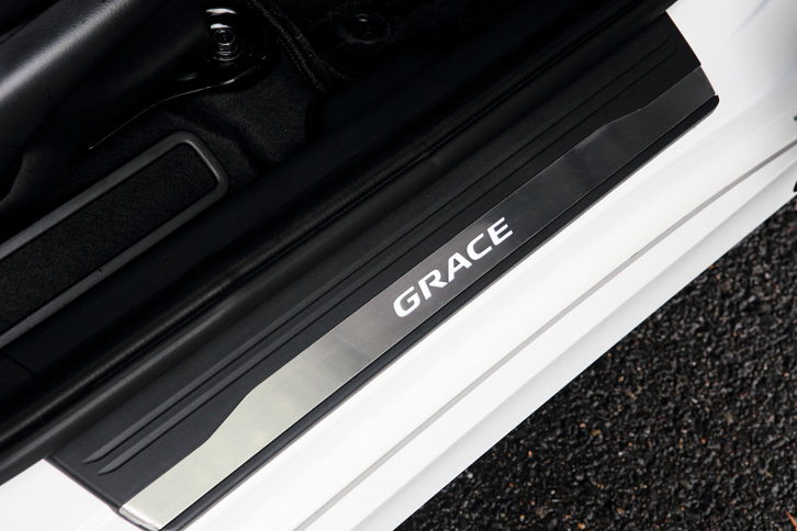 ドアシルに装着されるサイドステップガーニッシュ。車名のロゴが光るLEDイルミネーションが内蔵されている。