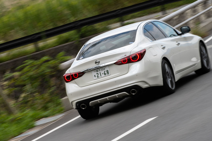 「400R」には新設定の電子制御ダンパーが標準装備されており、ドライブモードに応じて減衰力が変化する。