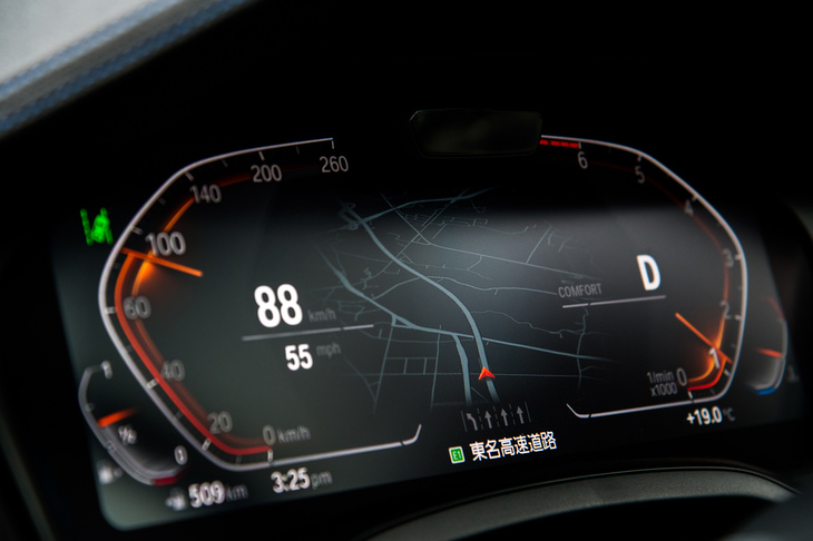 フルデジタルメーターパネルの中央にはナビゲーションシステムの画面も表示可能。ヘッドアップディスプレイの採用もあり、ドライバーは視線や姿勢を動かすことなく、必要な情報を確認することが可能となった。