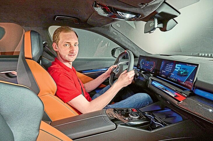 シートは、サイドサポートの張り出したスポーツタイプ。とはいえ、スパルタンなバケットシートとは異なり快適性にも配慮されている。。