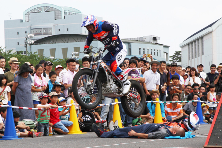 小林＆本多コンビは、抜群のライディングテクニックに加え軽妙なトーク（マイクパフォーマンス）で、老若男女を問わずすべてのギャラリーを引きつけ、楽しませた。