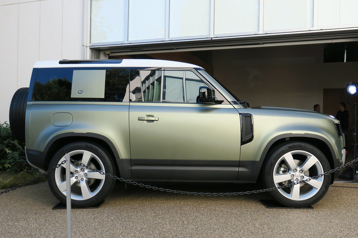 真っすぐに伸びるルーフラインとショルダーライン、サイドシルが特徴的なサイドビュー。非常にシンプルで力強い。