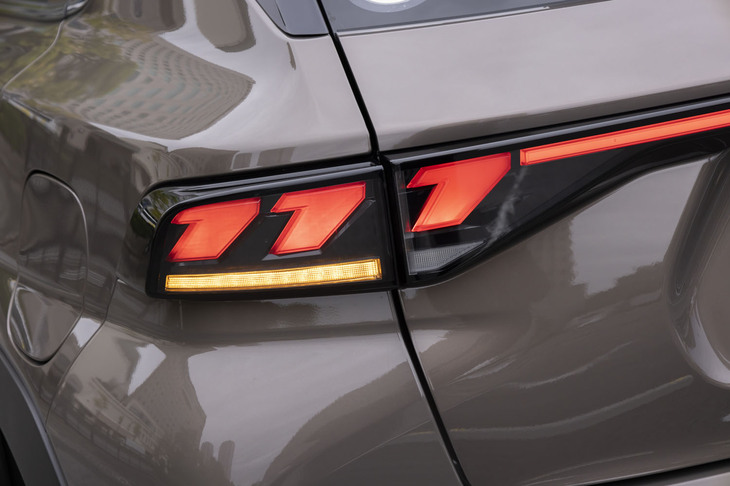 テールランプは「777」または「フフフ」に見えて縁起がいい。立体感があってシャープな造形だ。