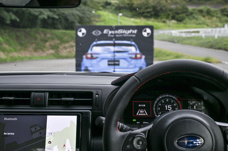 今回の試走では、ギアポジションやクラッチペダルの操作有無にかかわらず、プリクラッシュブレーキの作動が確認できた。同システム作動時には、AT車用と同じくメーターパネルの表示と音で警告が発せられる。