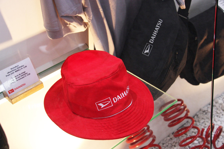 ジュネーブショーのダイハツブースの一角で販売されていた、公式グッズ。