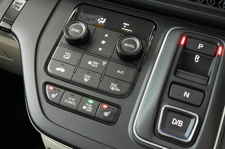 トリプルゾーンコントロールのフルオートエアコン。