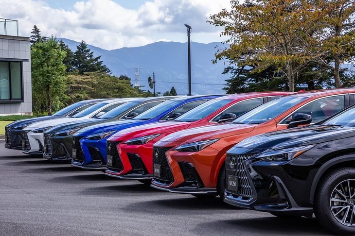 ボディーカラーは全11種類と豊富。そのうち「ヒートブルーコントラストレイヤリング」「ホワイトノーヴァガラスフレーク」は「Fスポーツ」の専用色で、逆に同グレードでは「ソニッククォーツ」が選択不可となっている。（写真：花村英典）