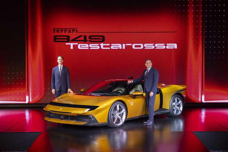 「フェラーリ849テスタロッサ」の発表イベントに登壇した849テスタロッサ プロジェクトマネージャーのマルコ・スペッソット氏（写真左）とフェラーリ・ジャパン代表取締役社長のドナート・ロマニエッロ氏（同右）。