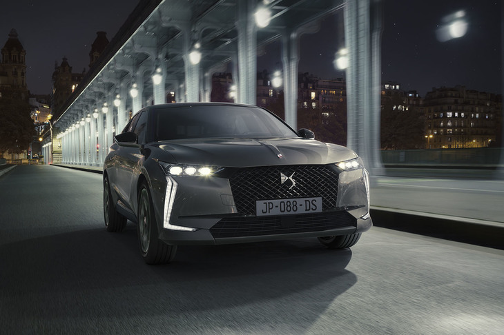 「DS 4」の名前も復活する。基本車台に「EMP2」プラットフォームを使った全長4.4mのCセグメントモデルである。