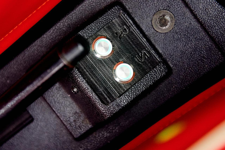 左右シート間に備わる2つのボタン。右の「S」はスポーツモードの、左の「R」はリバースのスイッチだ。