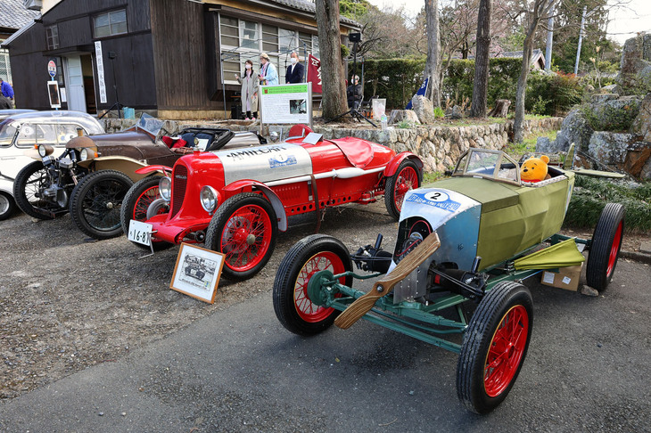1920年代のサイクルカー（軽便車）。手前から「オースチン・セブン」のシャシーに飛行機を模した布張りボディーを載せたスペシャル、「アミルカー」、そして「モーガン3ホイーラー」。