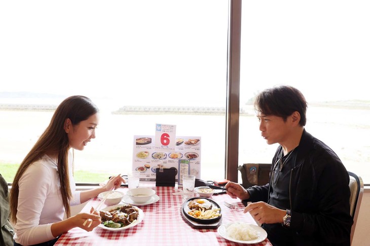 チェックのテーブルクロスが1960～1970年代の雰囲気を感じさせるシーサイド ドライブインの店内。もちろんオーシャンビュー。