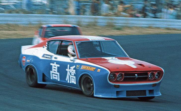 1975年4月に筑波サーキットで行われたレースの際に、高橋国光選手がステアリングを握りデモランを披露した「日産バイオレット ターボ」。