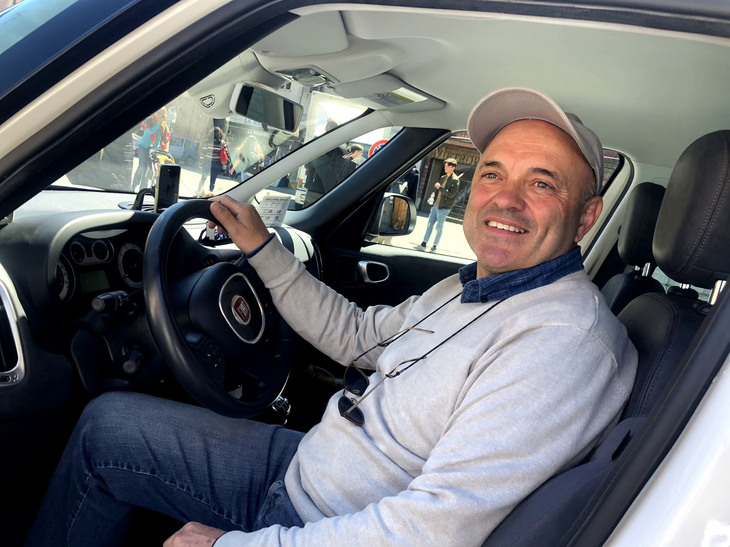 「フィアット500L」で営業するアントニオさん。